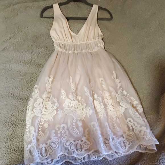 PINKY LACE BLUSH DRESS - Picture 2 of 7